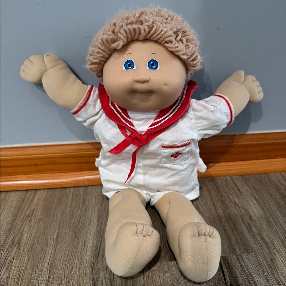 Vintage Adorable Blue-Eyed and sand hair Cabbage Patch Doll